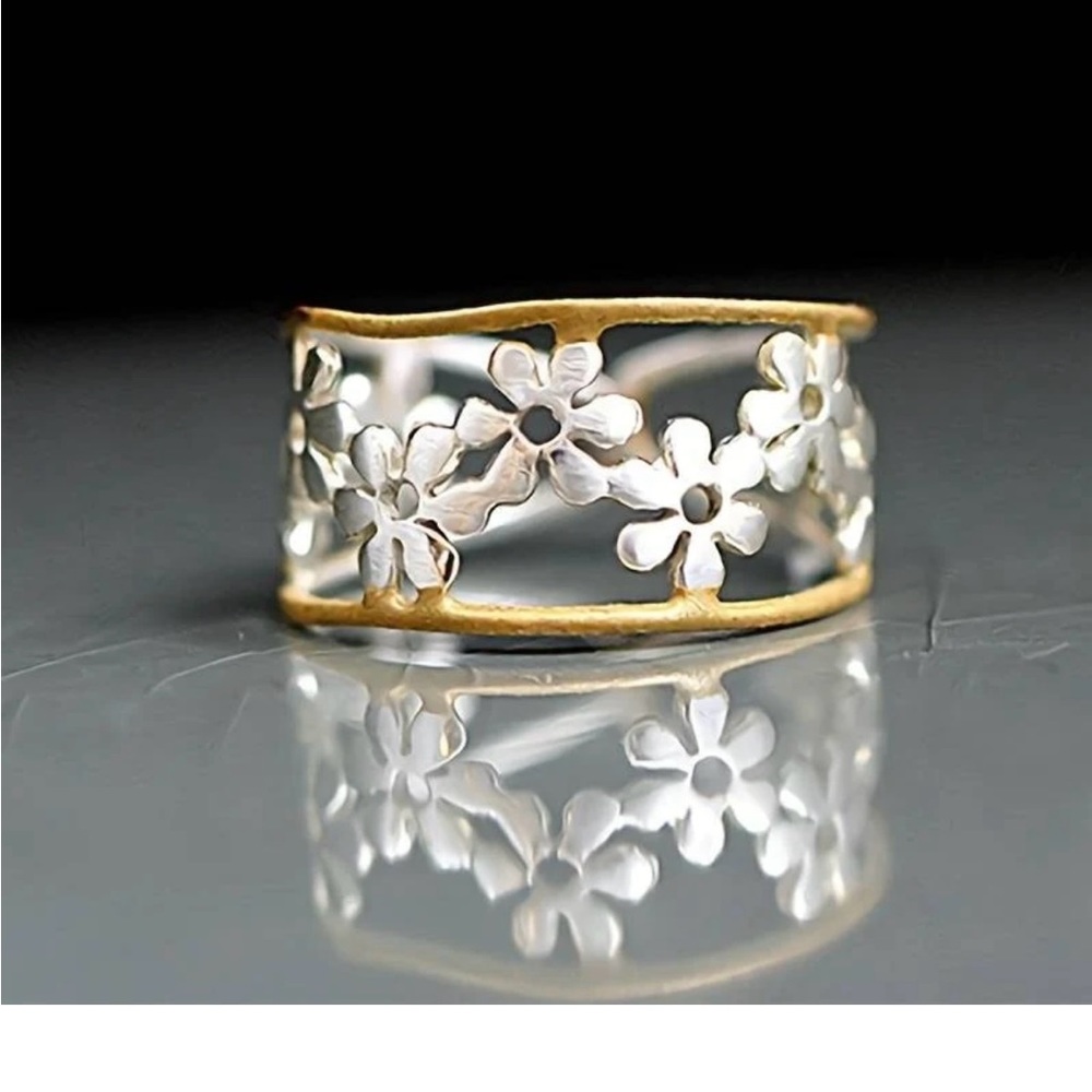 Irregular hollow daisy ring.